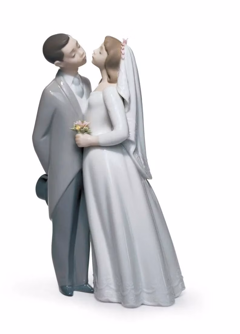 Lladró A Kiss to Remember White Porcelain Couple Figurine