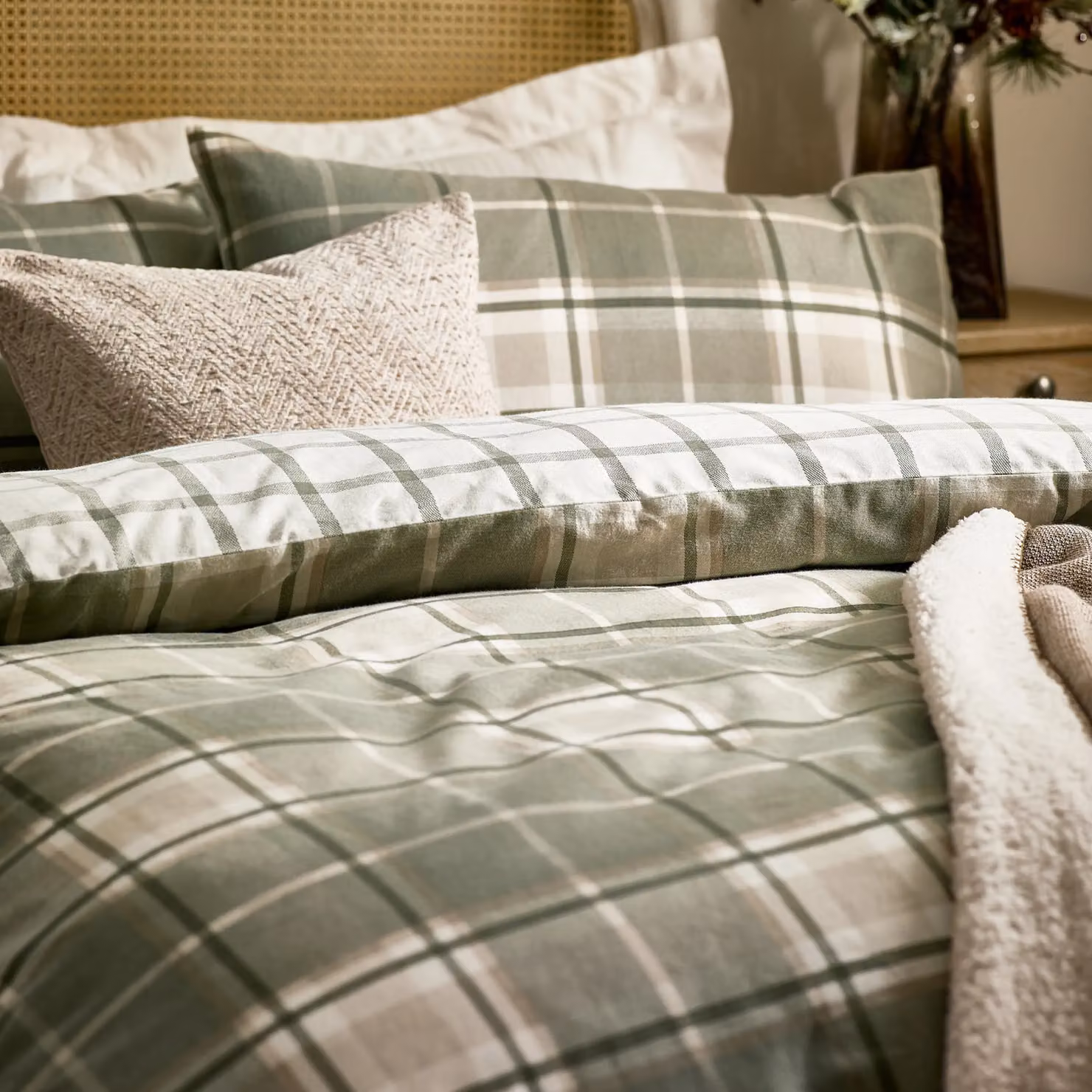 Wylder Braemar Check Reversible 100% Brushed Cotton Flannelette Duvet Cover Set in Green, W/D/H: 180 x 200 cm – 2