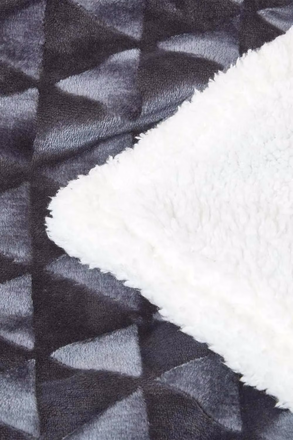 Homescapes Geometric Triangle Fleece Throw in Grey, Purple and Beige, W/D/H: 200 x 230 cm – 4
