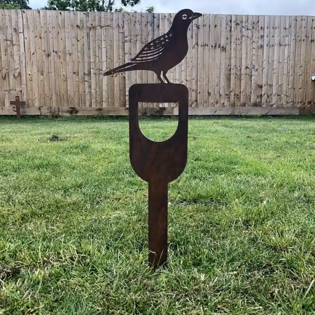 RW Norfolk Rustic Blackbird on a Spade Metal Garden Ornament in Black and Brown