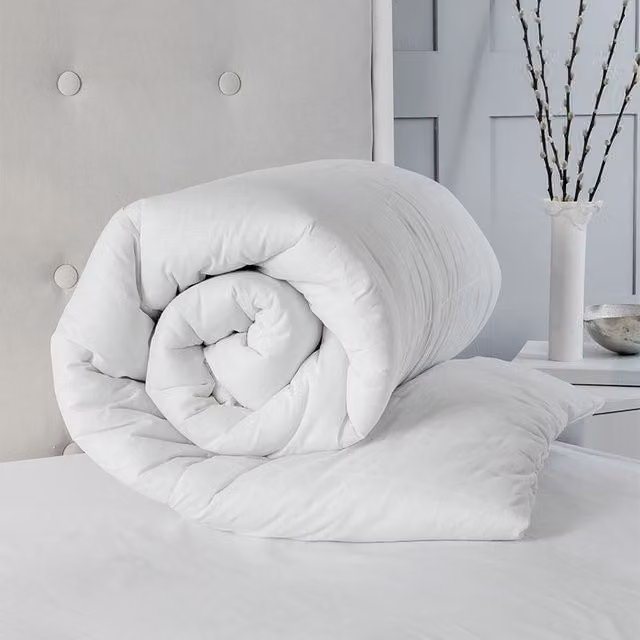 Snug City Super King Summer Duvet 4.5 Tog and 2 Pillow Bundle in White with Polycotton and Hollowfibre Filling