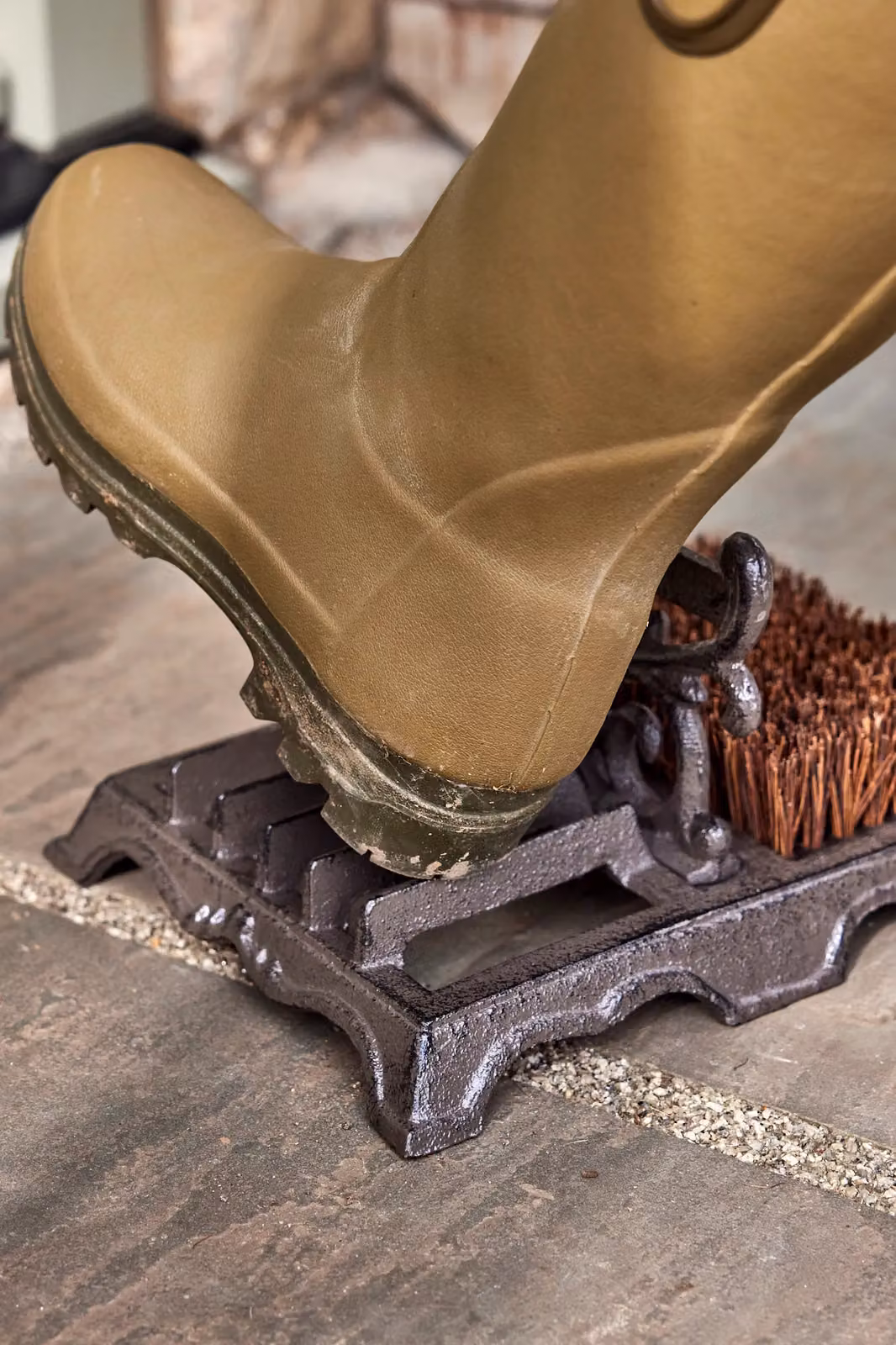 Dibor Traditional Ornate Cast Iron Outdoor Garden Boot Brush and Scraper in Brown – 3