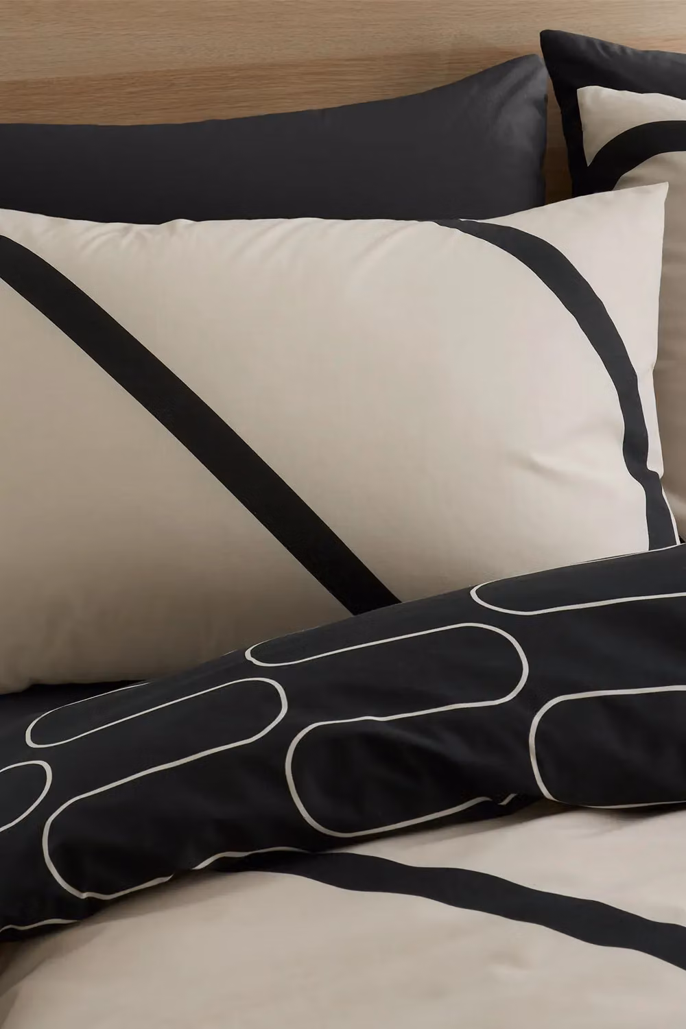 Catherine Lansfield Linear Curve Geometric Reversible Duvet Cover Set, Black, W: 180 cm x D: 200 cm – 2