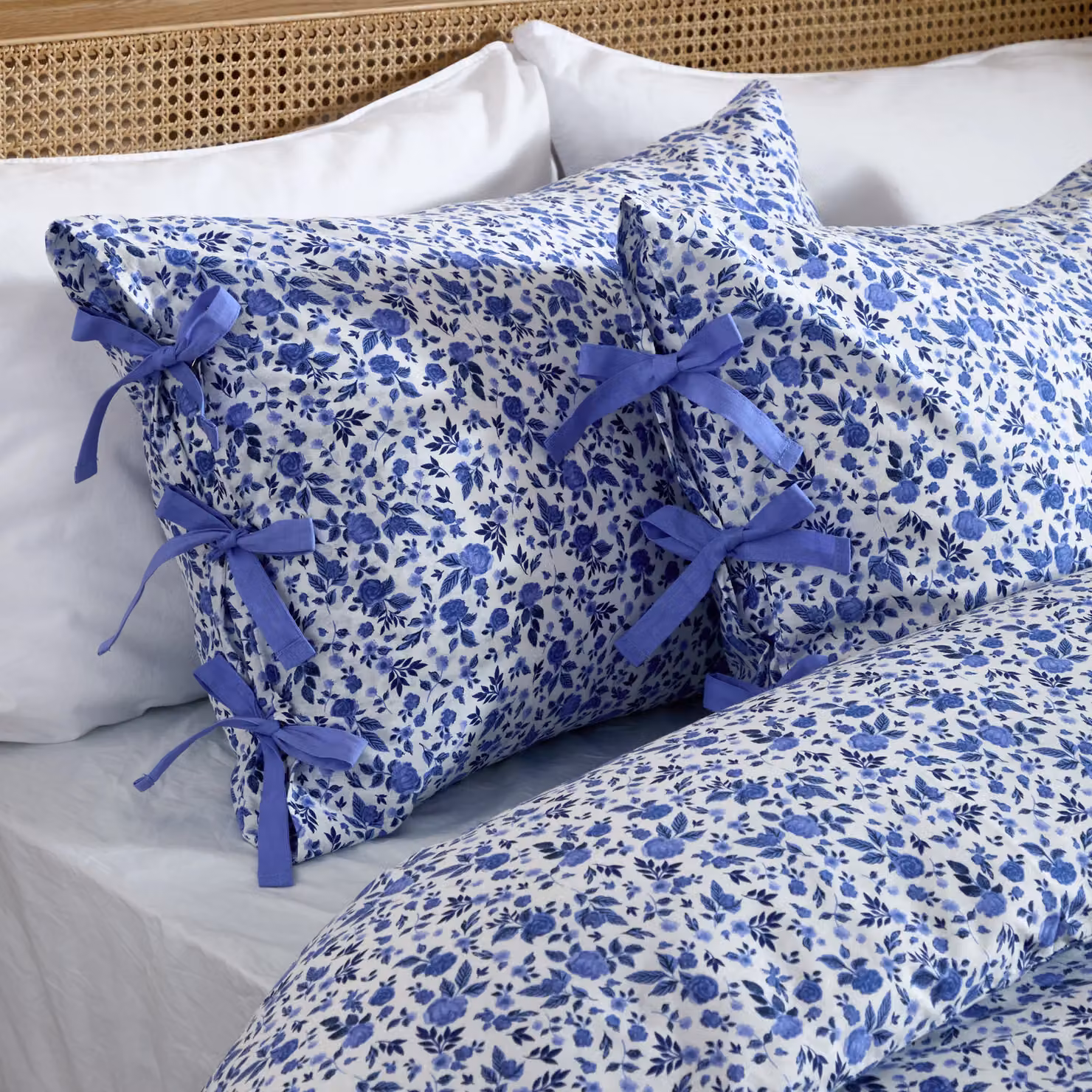 Wylder Hannah Floral 100% Cotton Duvet Cover and Pillowcase Set in Blue, W: 200 cm x D: 200 cm – 2