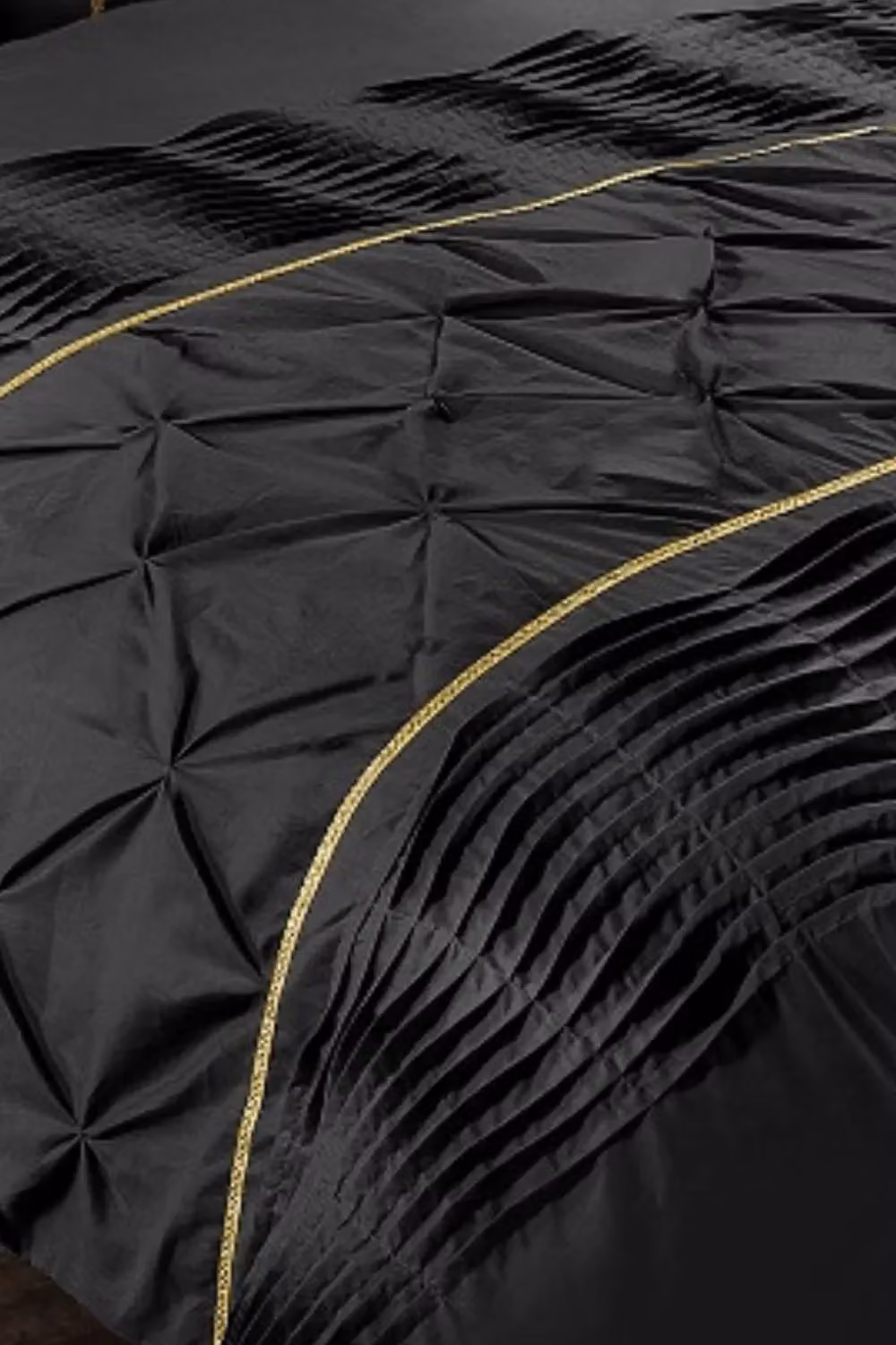 HomeSpace Direct Eleanor Embellished Pintuck Glitter Detail Duvet Cover Set, Black and Gold, W: 180 cm, H: 200 cm – 2