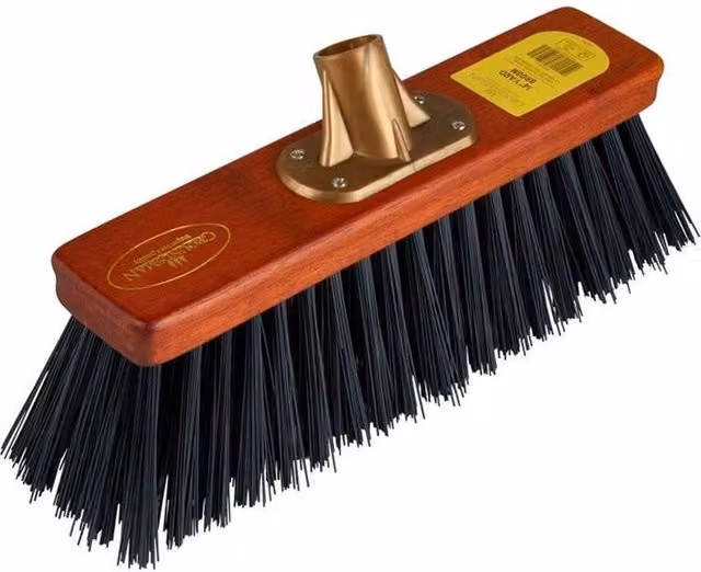 Groundsman Heavy Duty Plastic Broom Head in Brown – 1