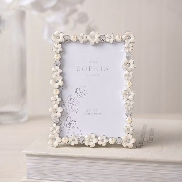 Sophia Classic Collection Classic Daisy Single Rectangular Tabletop Photo Frame, White, W: 8.89 cm, H: 12.7 cm, D: 12.7 cm – 1