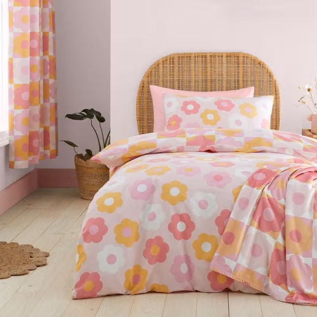 Catherine Lansfield Retro Daisy Reversible Single Duvet Cover and Pillowcase Set, Pink, Duvet Cover: 135 x 200 cm, Pillowcase: 50 x 75 cm