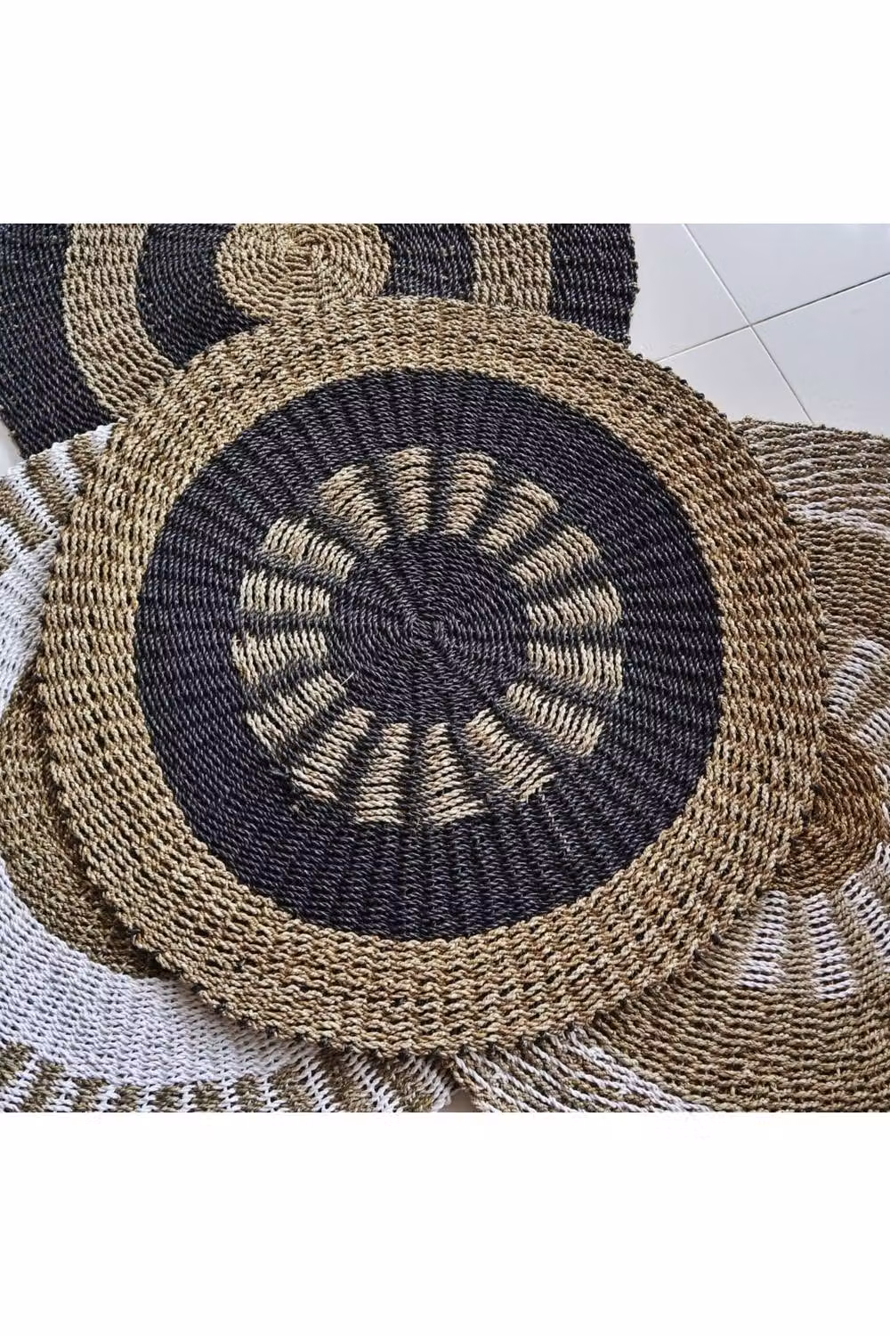 KDMD Round Seagrass Mat with Inner Sun Motif in Black and Brown, Diameter: 100 cm – 2