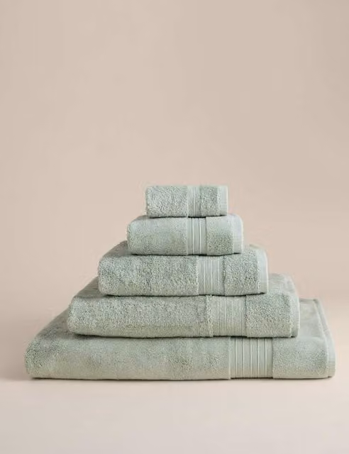 M&S Egyptian Cotton Fluffy Quick Drying Towel in Green