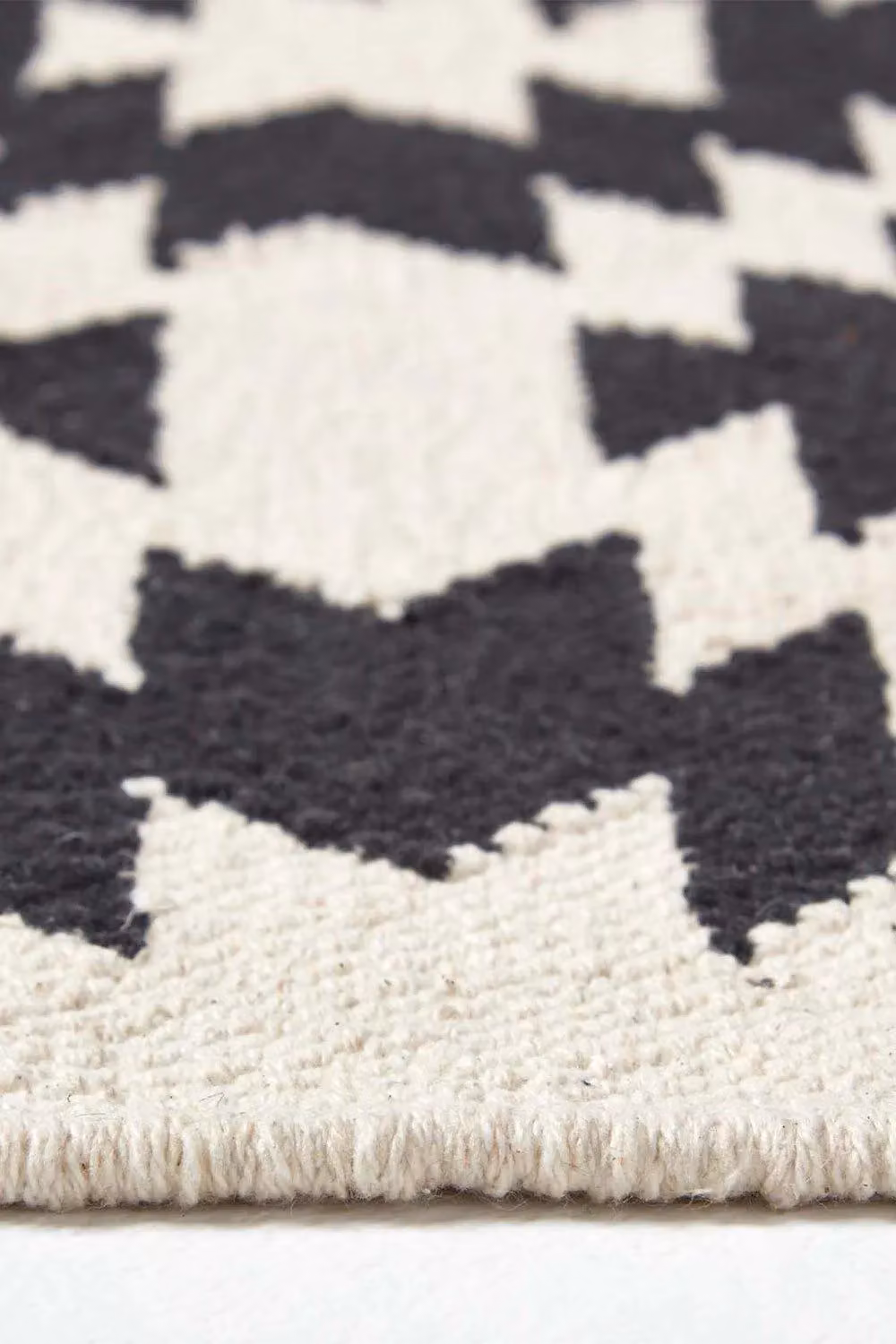 Homescapes Zurich Handwoven Cotton Geometric Pattern Kilim Rug in Black and White, W: 160 cm, L: 230 cm – 4