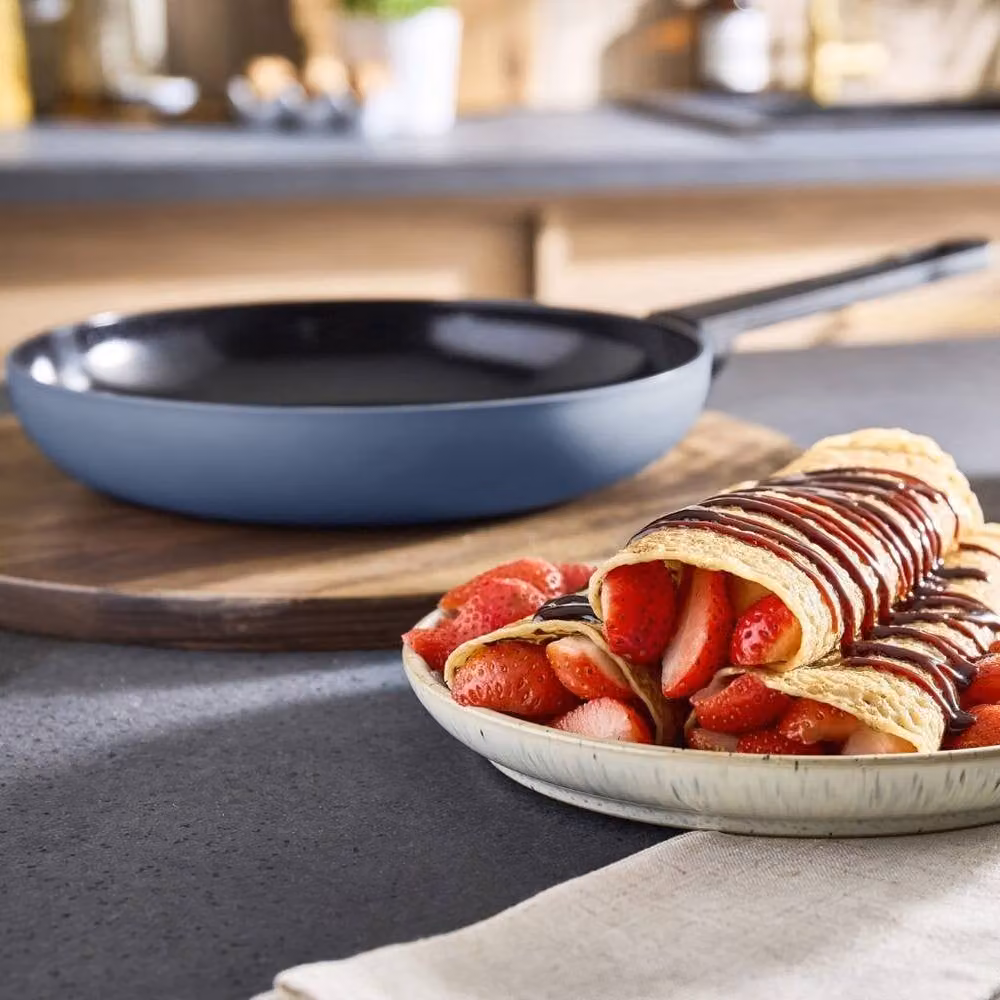 Morphy Richards Blue Aluminium Frying Pan with Ceramic Coating, Diameter: 24 cm – 9