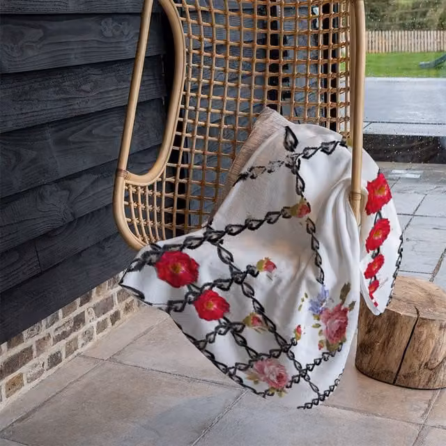 Benjamin Tate Design Roses & Chains Floral Fleece Blanket in Red, Beige and White, W/D/H: 120 x 150 cm – 1
