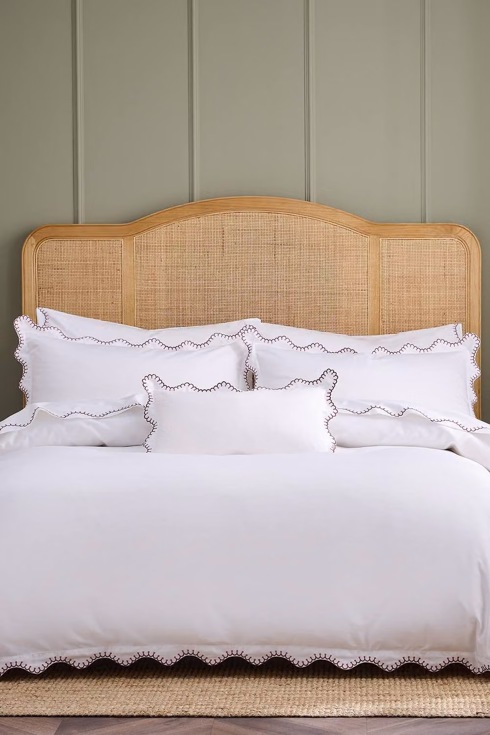 Christy Lucerne Scallop Luxury Cotton Sateen Duvet Cover and Pillowcase Set in Pink and White, W/D/H: 200 x 200 cm – 1