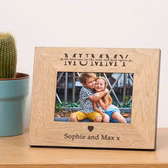 Uniqueful Personalised Mummy We Love You to the Moon & Back Brown Wood Photo Frame, W/D/H: 17.78 x 12.7 x 2.55 cm