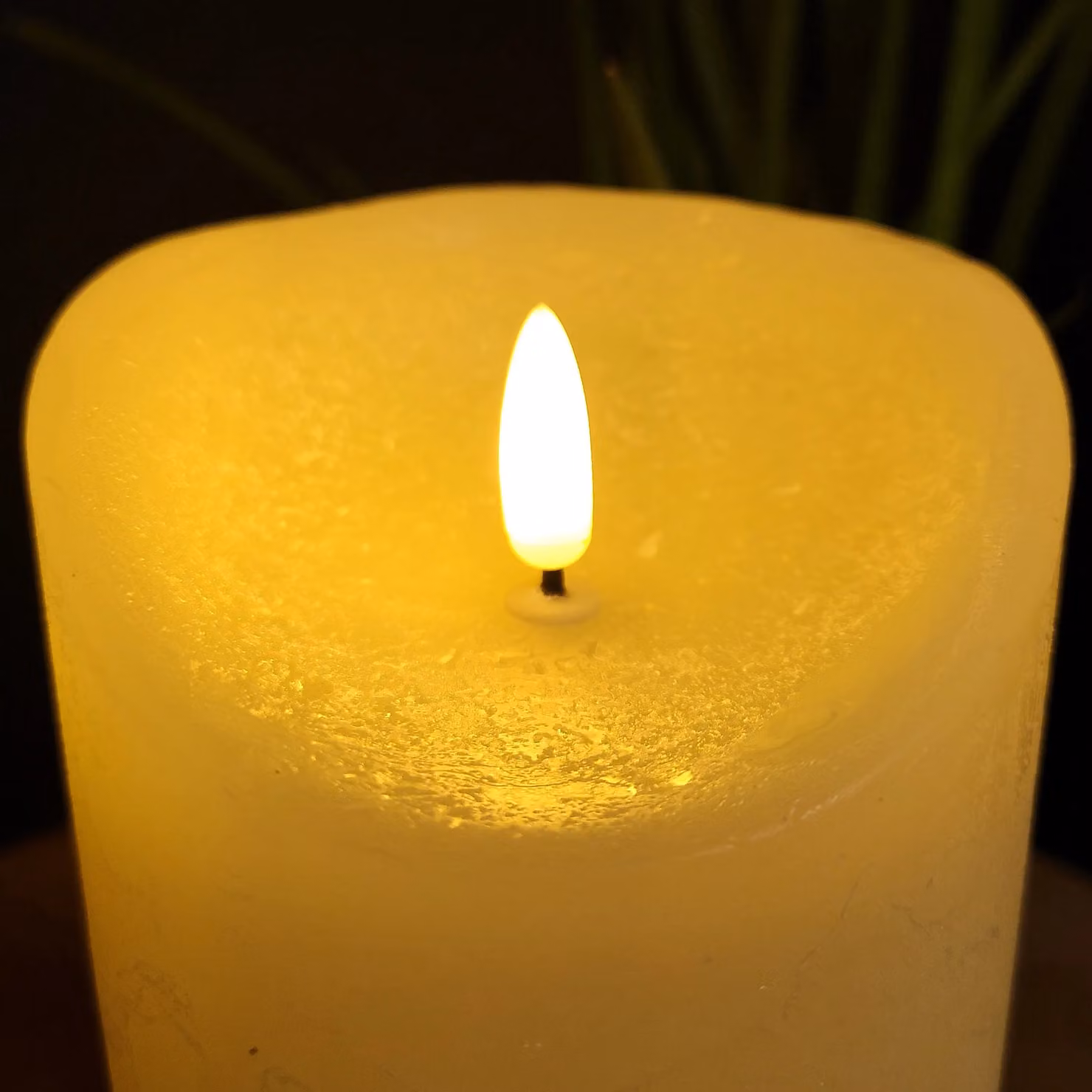 Samuel Alexander Premier Christmas Warm White Flickerbright Pillar Candle with Timer in Cream, H 23 cm x W 9 cm – 2