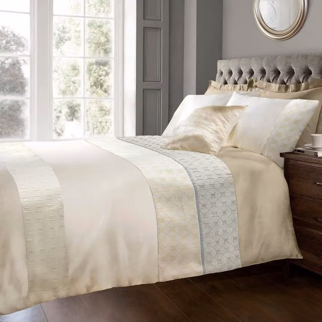 Intimates Pandora Jacquard Duvet Cover and Pillowcase Set in Beige, W/D/H: 90 x 200 cm