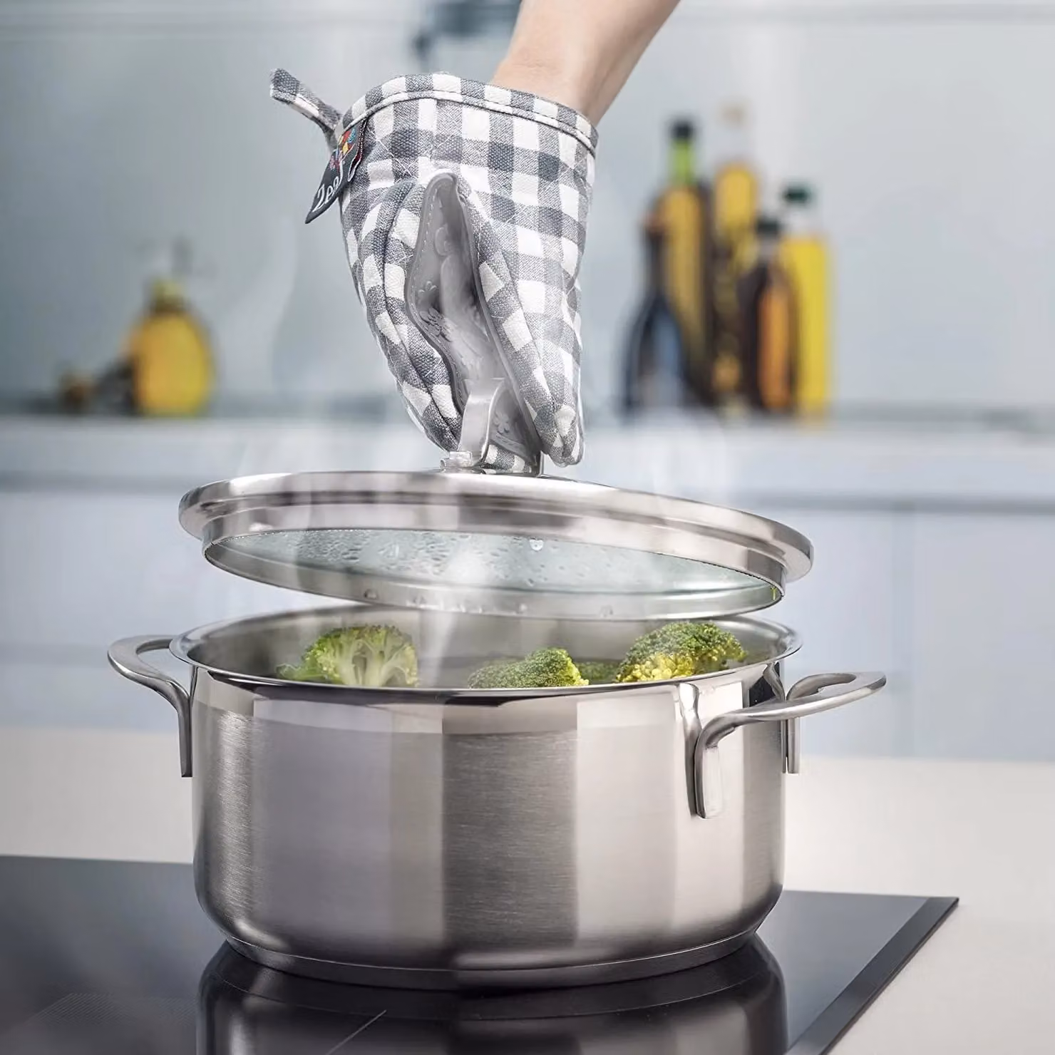 Zeal Gingham Mini Silicone Oven Mitt in Dark Grey, W/D/H: 17.5 x 13.5 x 2.5 cm – 2