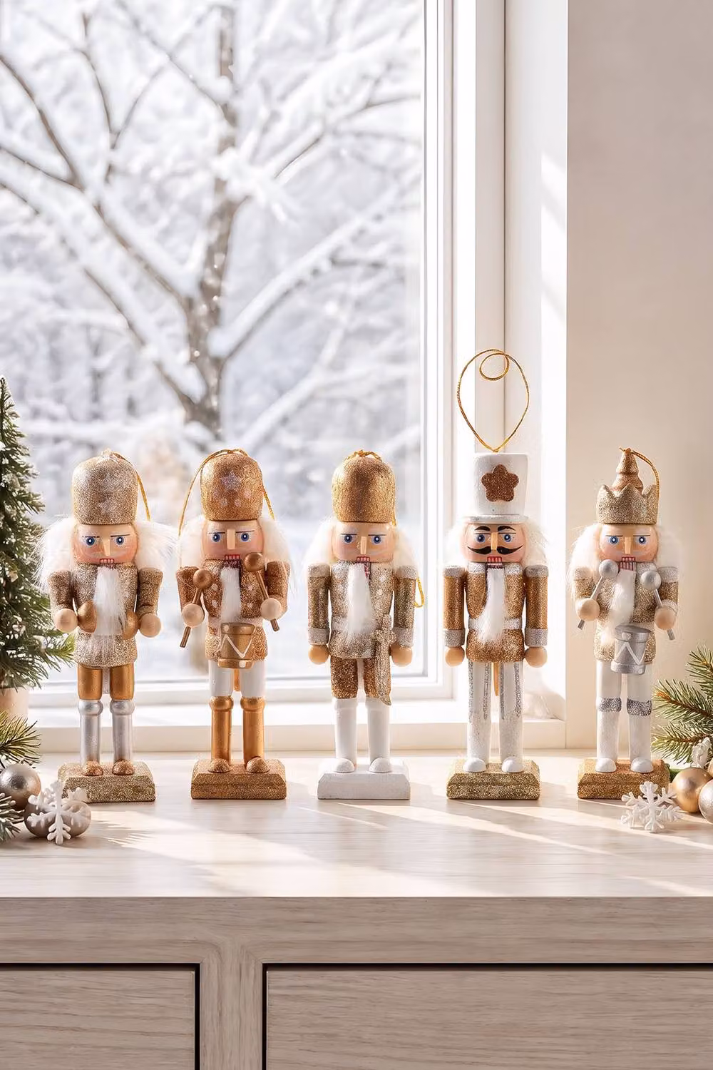 Living and Home 5-Piece Christmas Wooden Nutcracker Figurine Decoration Set in Gold, Silver and White – 2