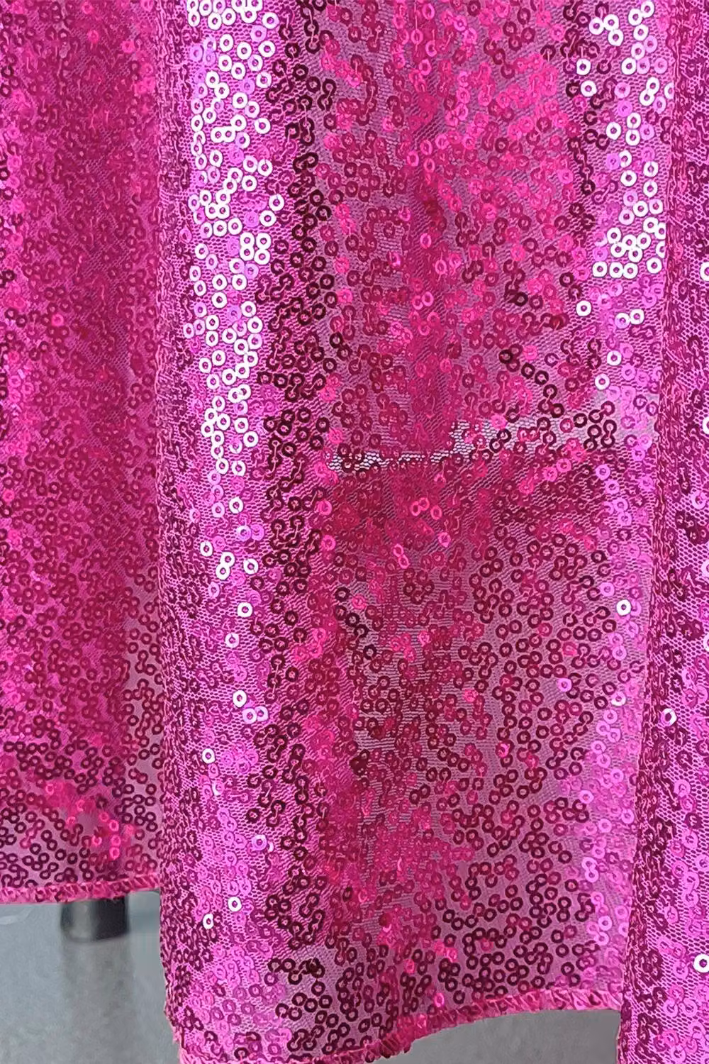 Neel Blue Round Sequin Tablecloth in Pink, Diameter: 304.8 cm – 2