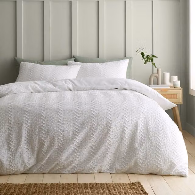 Catherine Lansfield White Microfibre Wave Duvet Cover Bedding Set