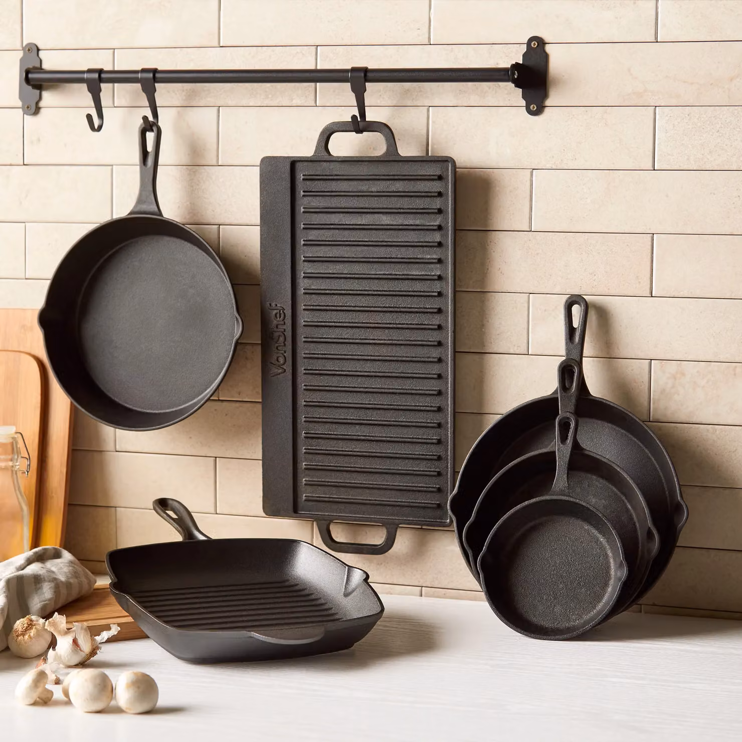 VonShef 3-Piece Pre-Seasoned Non-Stick Cast Iron Skillet Pan Set in Black, Diameter: 15 cm, 20 cm, 25 cm – 5