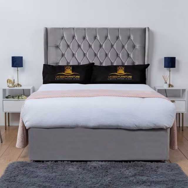 UK Bed Furniture Mary Winged Divan Bed Base with 54 Inch Buttoned Headboard in Grey Velvet, W/D/H: 140 x 200 cm