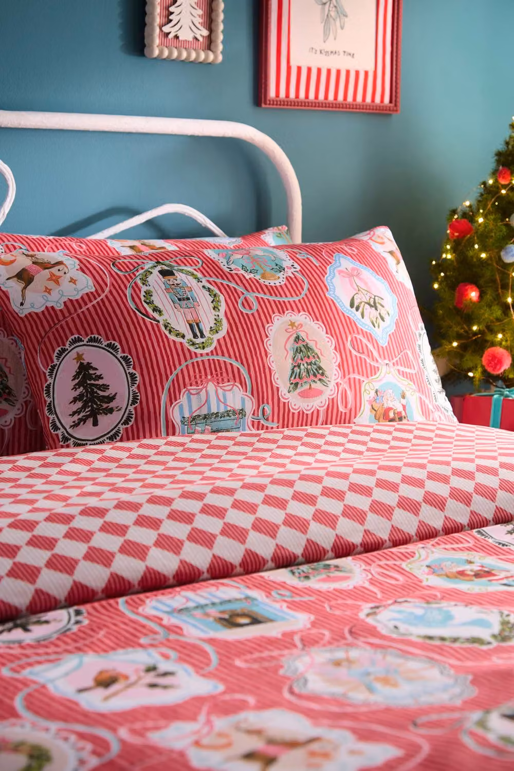 Fusion Christmas Vintage Frames Easy Care Reversible Festive Duvet Cover Set in Red, W: 180 cm, H: 200 cm – 2