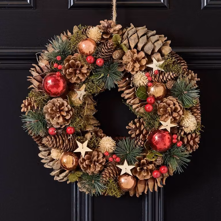 Dibor Red Christmas Wreath with Baubles, Stars and Stag Hanger, Diameter: 36 cm