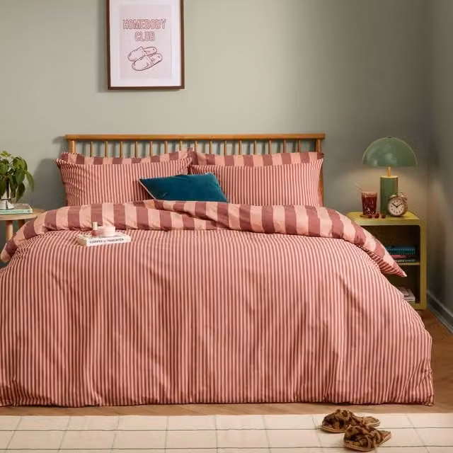 Furn Reversible Striped Duvet Cover Set in Red and Pink, 200 x 200 cm