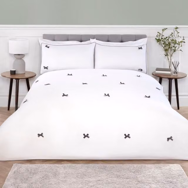 Divante Belle Bow Modern Bedding in White and Silver