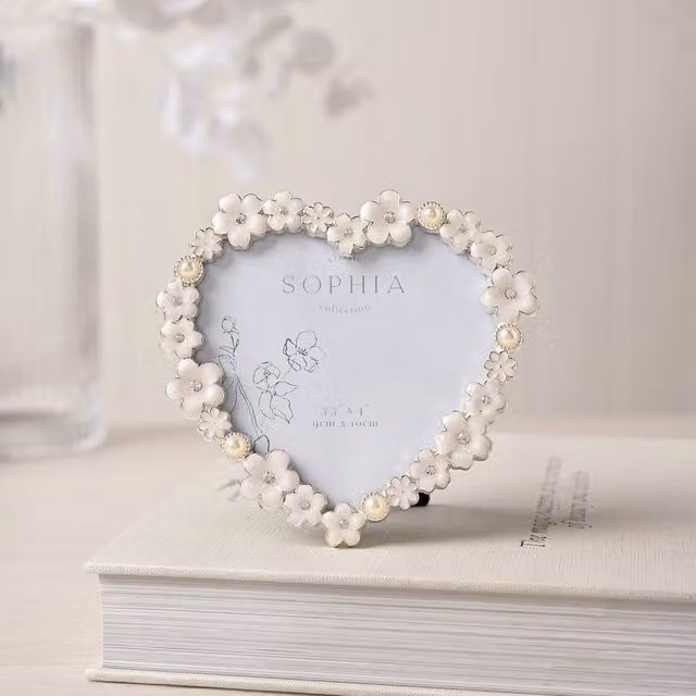 Sophia Classic Collection Classic Daisy Heart Photo Frame, White and Silver, 10 x 15 cm