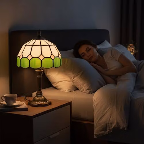 HOMCOM Tiffany-Style Stained Glass Table Lamp in Green, White and Bronze – 6