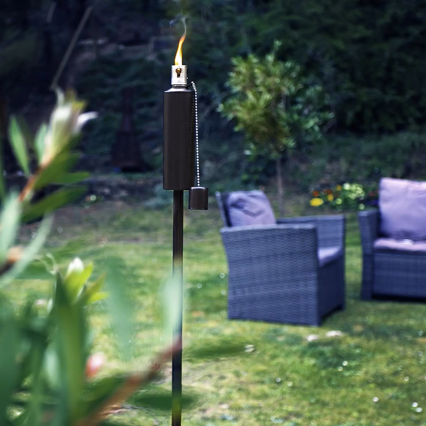 Harbour Housewares Set of 6 Black Metal Cylinder Tiki Garden Flame Torches with Ground Spike – 4
