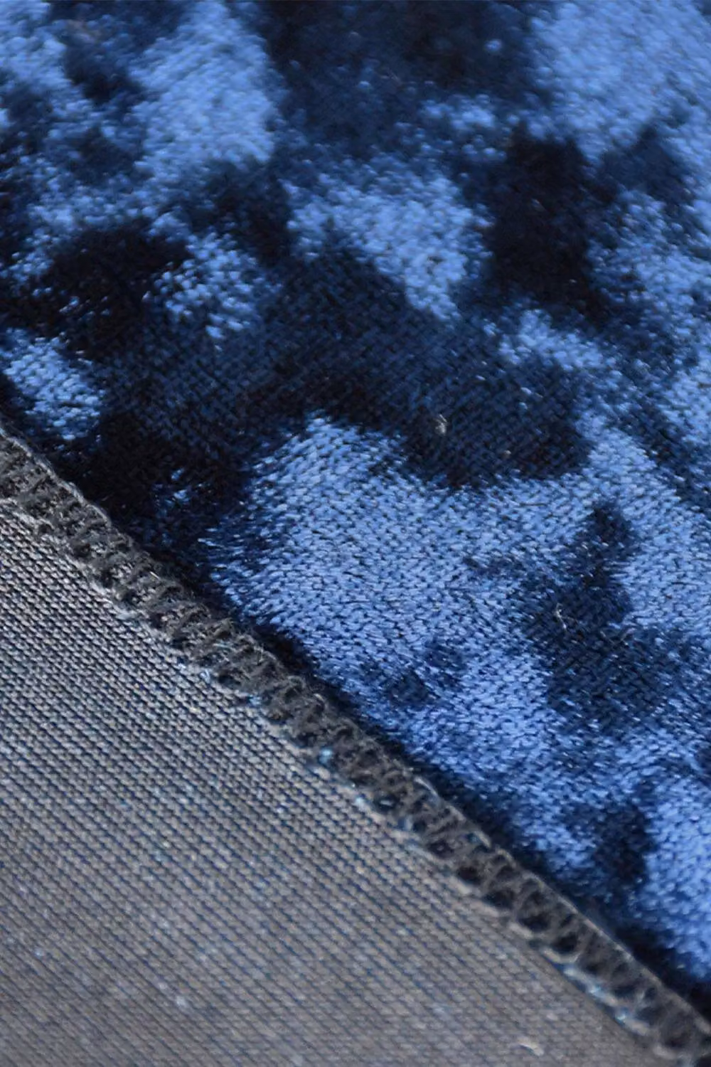 Neel Blue Crushed Velvet Table Runner in Blue, W/H: 33 x 274 cm – 3