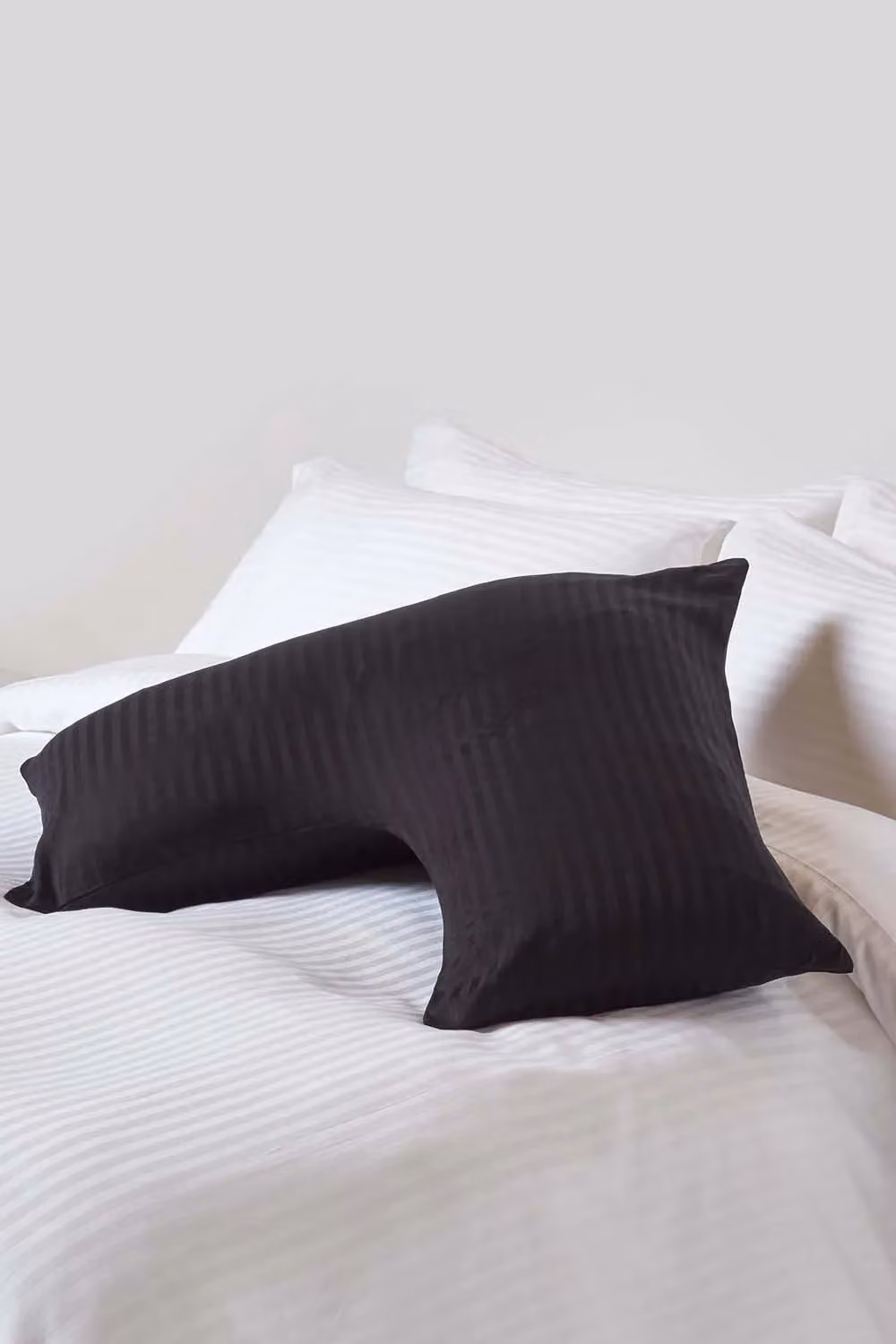 Homescapes Black Egyptian Cotton V-Shaped Pillowcase with Satin Stripe, 330 Thread Count – 2