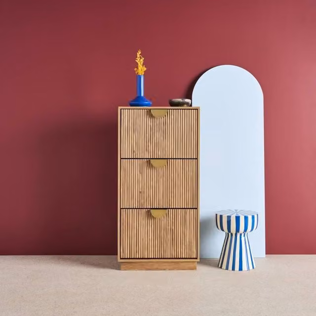 sweeek Modern Grooved Mango Wood Effect Shoe Cabinet in Brown with 3 Drawers and Tilting Compartments W/D/H: 121 x 25 x 60 cm