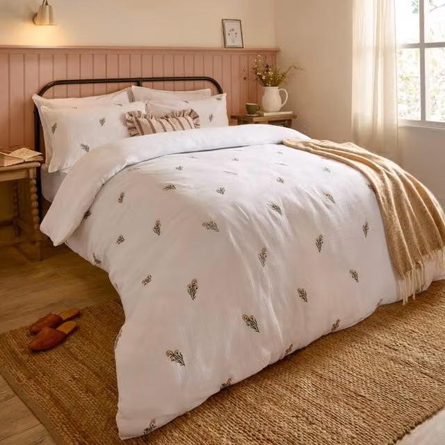 Wylder Josephine Floral Embroidered 100% Cotton Muslin Duvet Cover and Pillowcase Set in White, W: 140 cm, H: 200 cm – 1