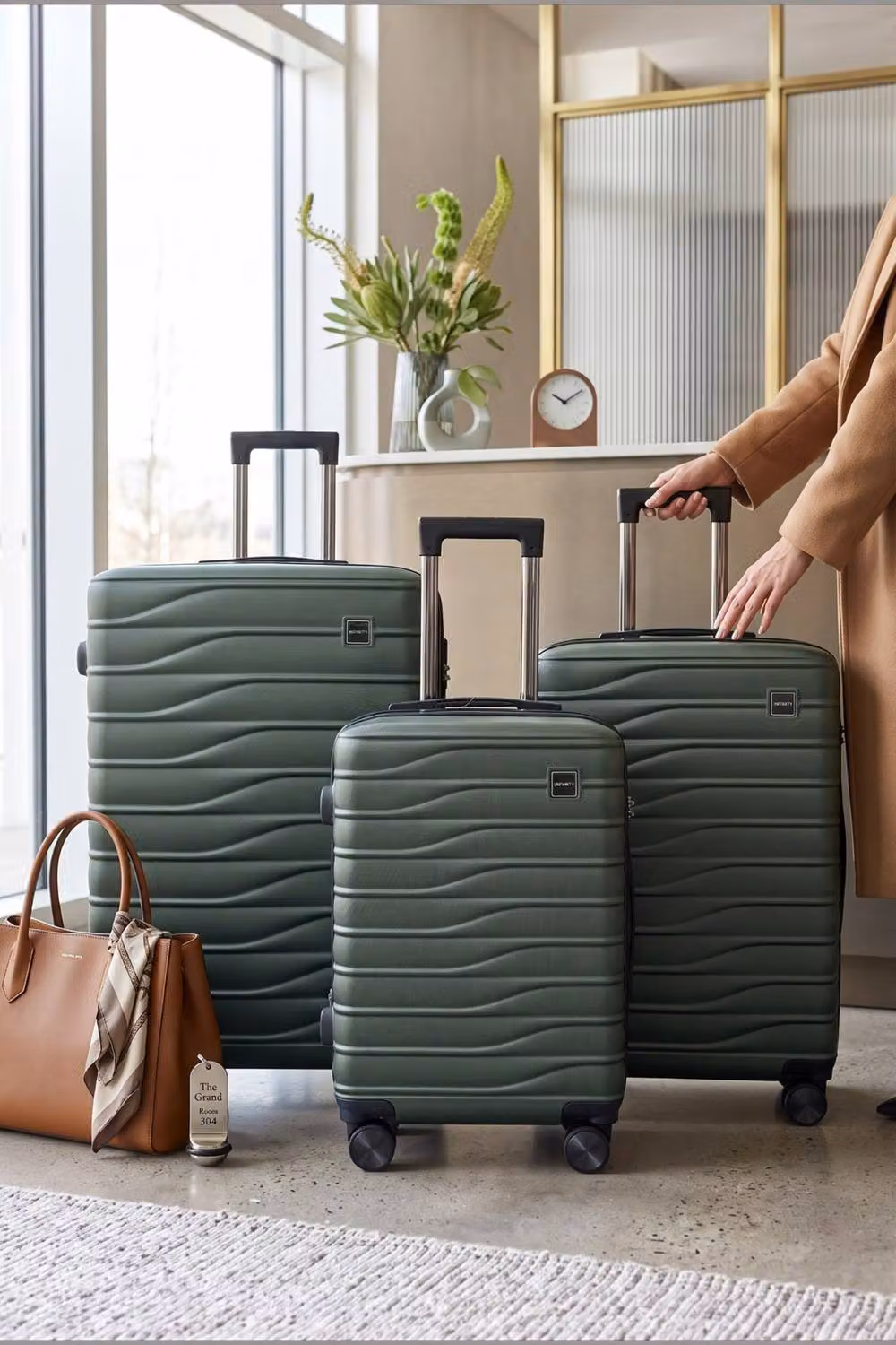 Infinity Leather Voyage Hardshell 8 Wheel Luggage Case in Green, Large, W/D/H: 72 x 48 x 28 cm – 2