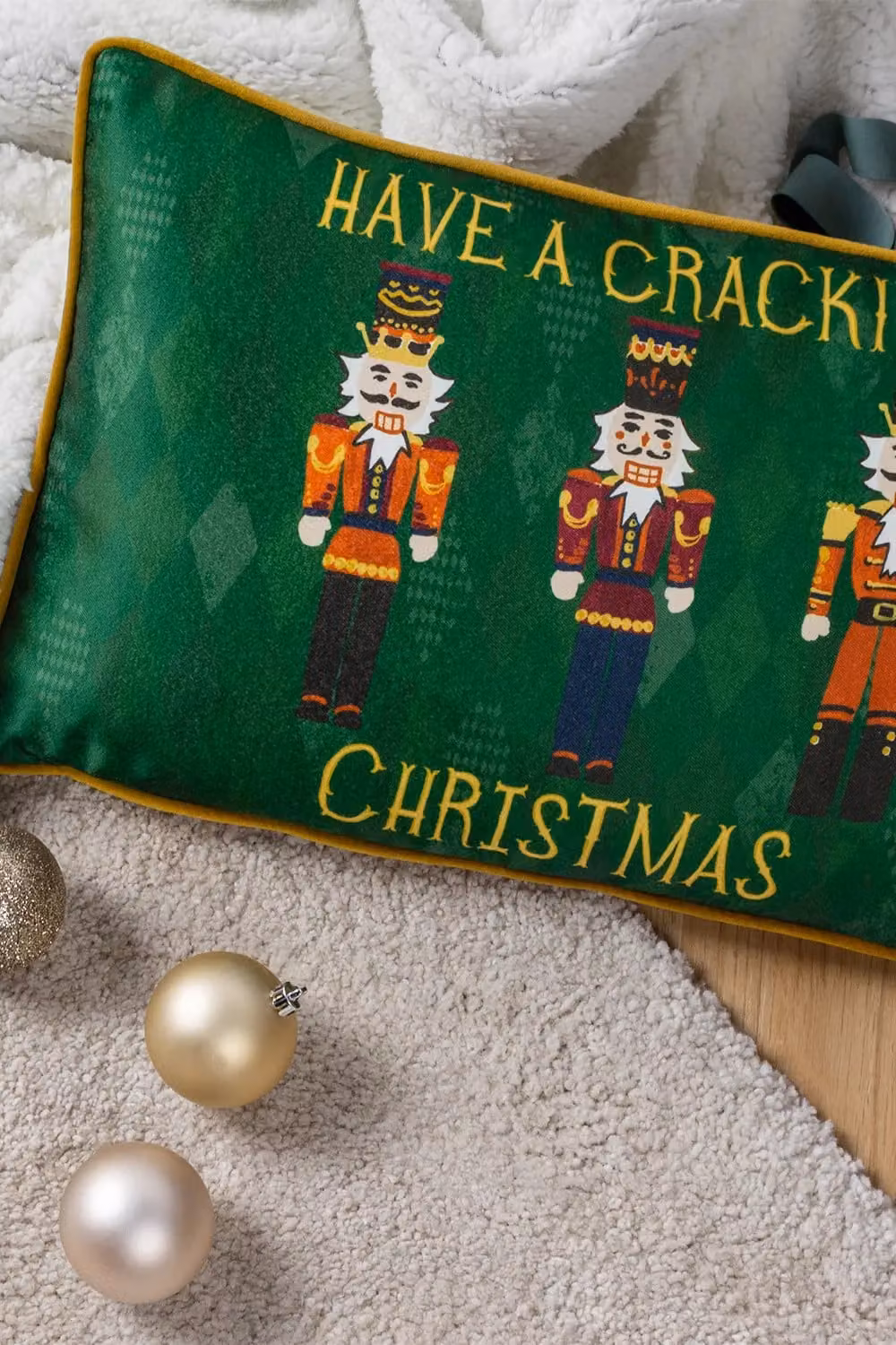 Riva Home Christmas Graphic Velvet Cushion in Green, W: 50 cm, H: 30 cm – 3