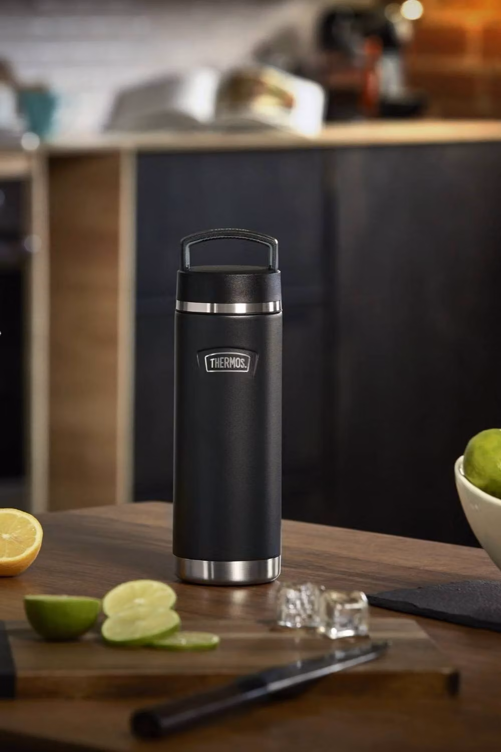 Thermos Icon Series 710ml Bottle with Screw Top Lid in Black – 2