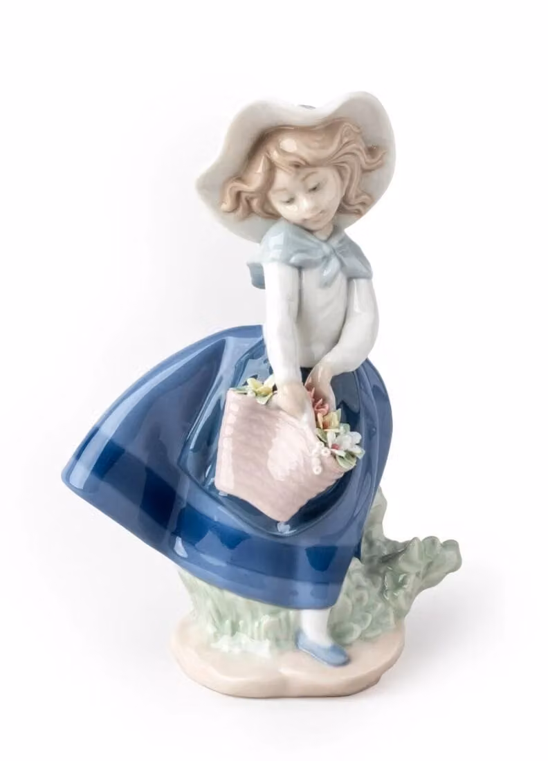 Lladró Pretty Pickings Girl Porcelain Figurine in Multicolour