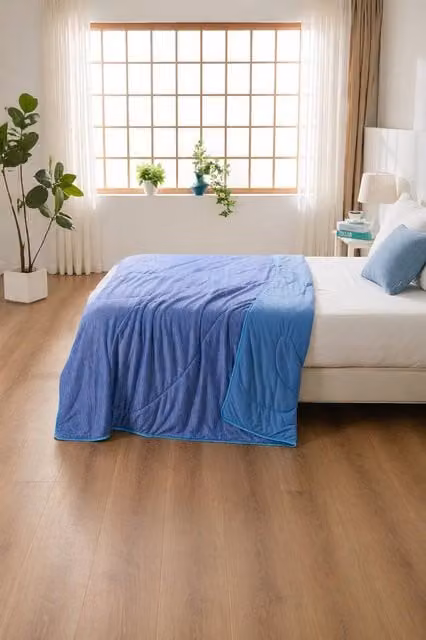 Dyzi Blue Cooling Summer Comforter, Breathable and Lightweight Hypoallergenic Quilt, W: 130 cm, L: 170 cm