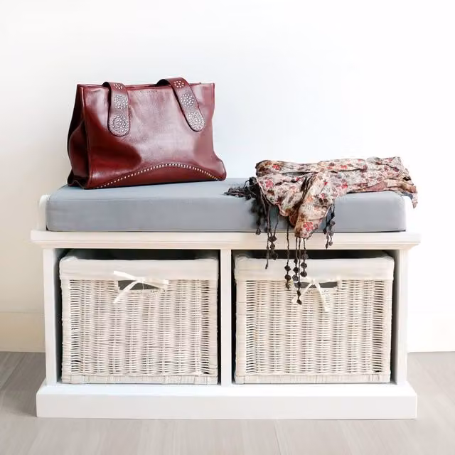Statement Furniture Tetbury White Storage Bench with Grey Cushion and 2 White Wicker Baskets W/D/H: 76 x 40 x 46 cm – 1