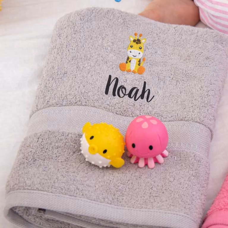 Duncan Stewart Personalised Kid's Giraffe Bath Towel in Silver, W/D/H: 130 x 70 x 500 cm