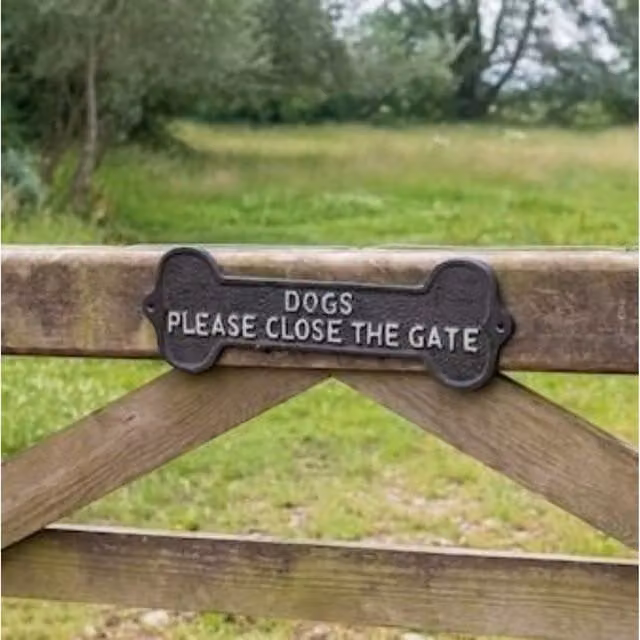 KDMD Dogs Close The Gate Wall Sign, Black Metal Rectangular Sign