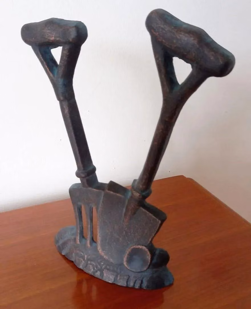 Inspirational Gifting Cast Iron Spade and Fork Doorstop Garden Ornament Sculpture in Bronze and Green, Height: 24 cm – 4