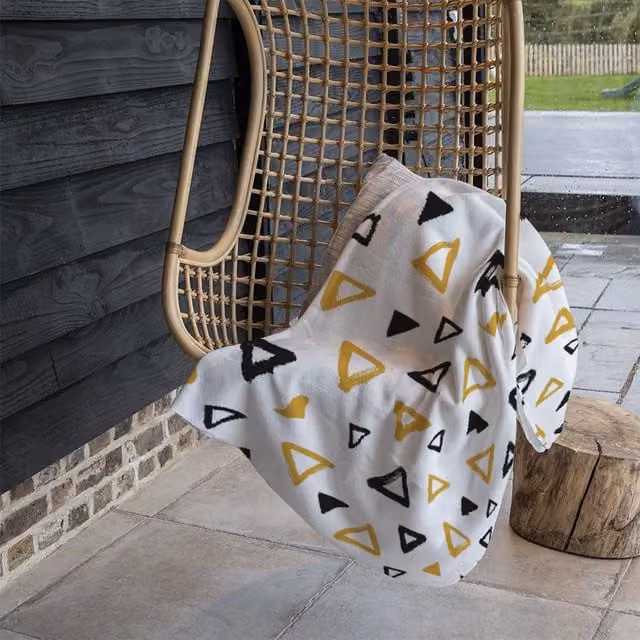 Benjamin Tate Design Egyptian Pyramids Fleece Blanket in Yellow and Beige, W/D/H: 120 x 150 cm – 1