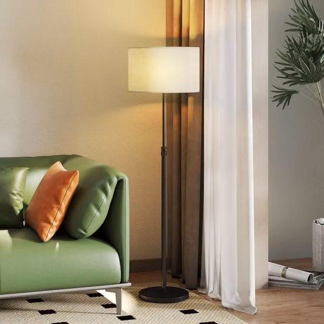 HOMCOM Modern Dimmable Floor Lamp in Black with Remote Control and Adjustable Height – 1