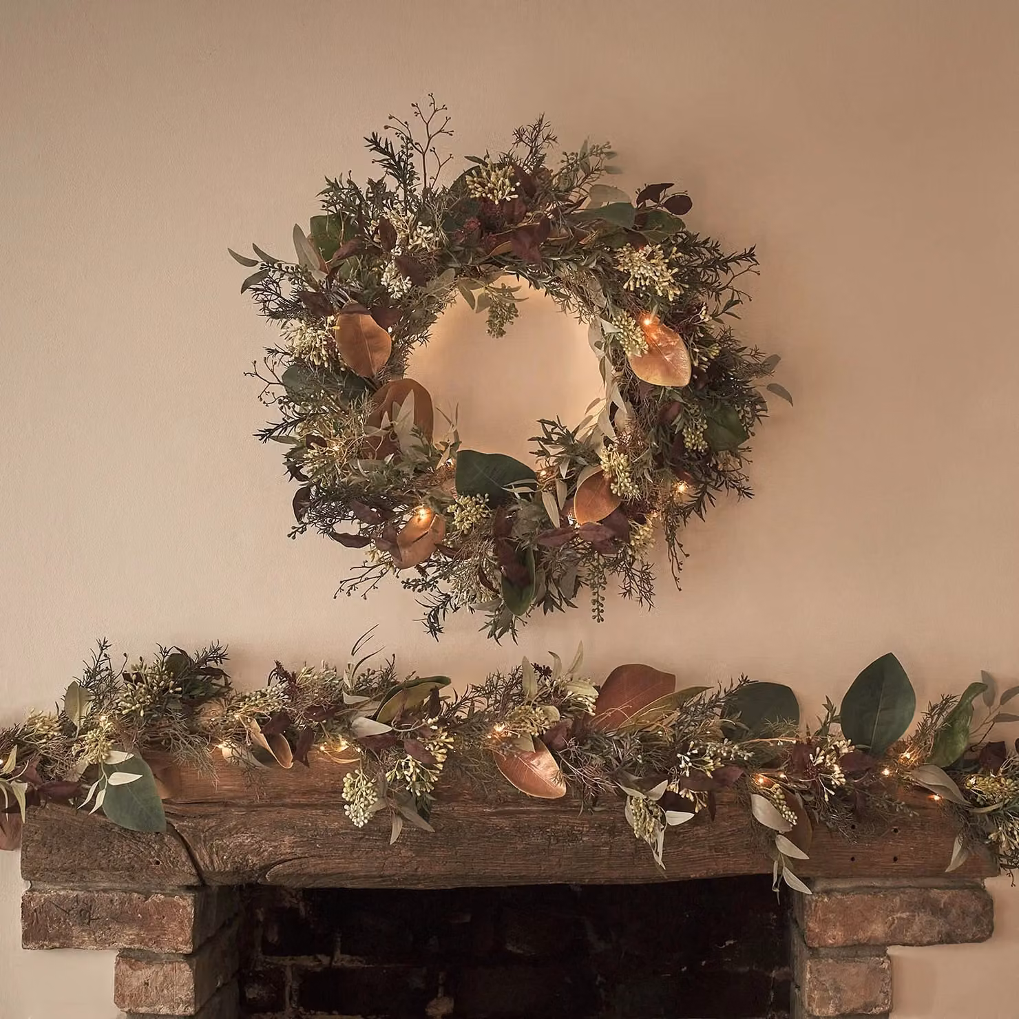 Lights4fun Pre Lit Micro LED Artificial Red Robin and Eucalyptus Autumn and Winter Wreath and Garland Bundle for Indoor Use – 1